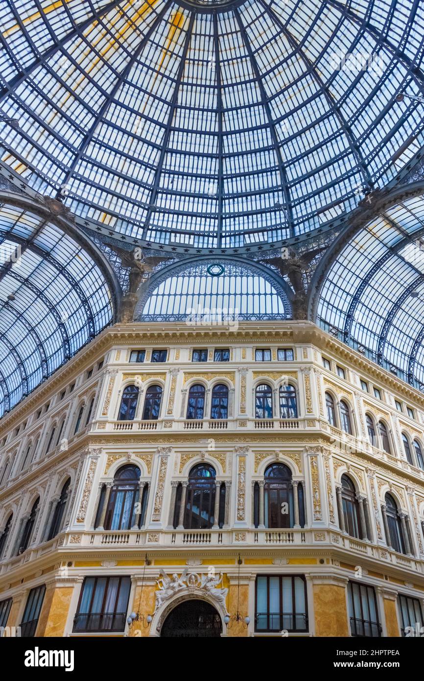 Innenansicht der Gallerie Umberto I in Neapel, Süditalien. Stockfoto