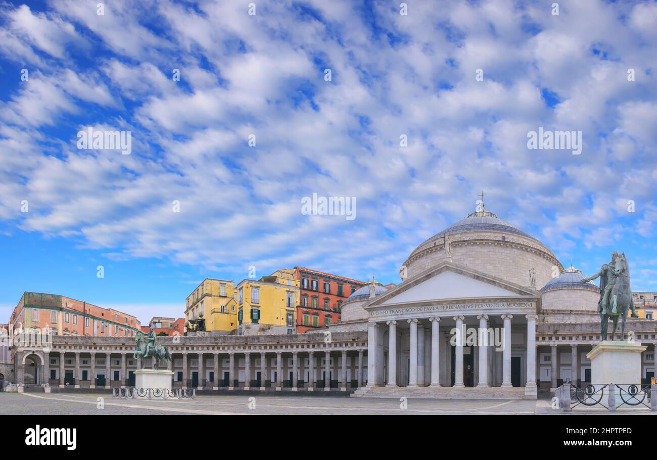 Neapel, Italien: Außenansicht der Basilica reale Pontificia San Francesco da Paola Kirche auf der Piazza del Plebiscito, dem Symbol der Stadt Neapel. Stockfoto