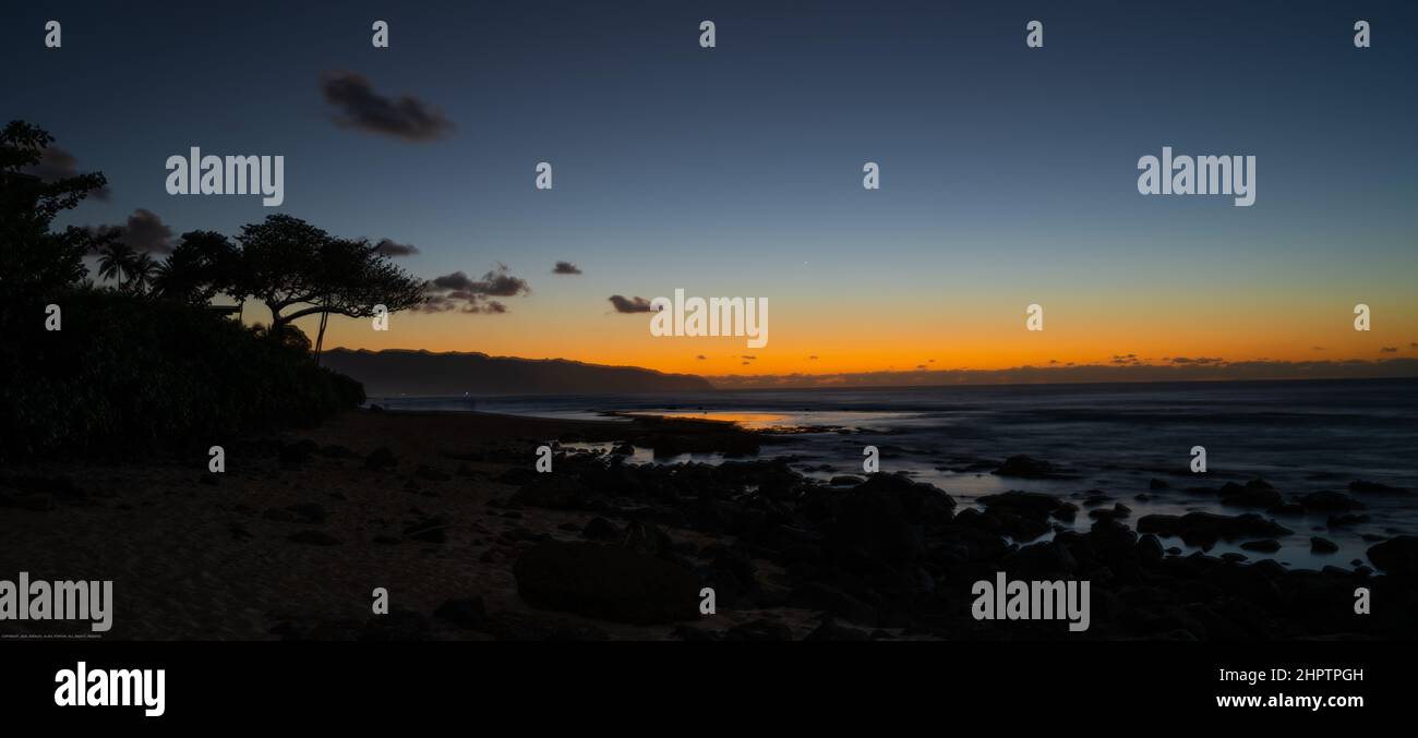 Orangy Sonnenuntergang am Strand in Honolulu Stockfoto