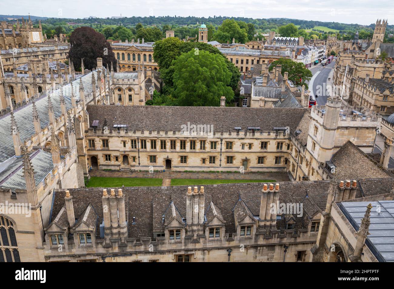 All Souls College in Oxford, England, mit Magdalen Tower im Hintergrund. Stockfoto