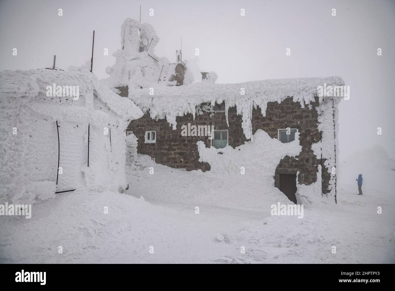 Vitosha, Bulgarien - 5 2022. Feb: Die Wetterstation auf dem Tscherni vrah-Gipfel im Vitosha-Berg ist schneebedeckt Stockfoto