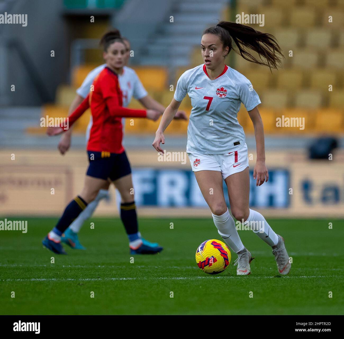 23rd. Februar 2022 ; Molineux Stadium, Wolverhampton, West Midlands, England; Arnold Clark Womens Internationaler Fußball Spanien gegen Kanada; Julia Grosso aus Kanada am Ball Stockfoto