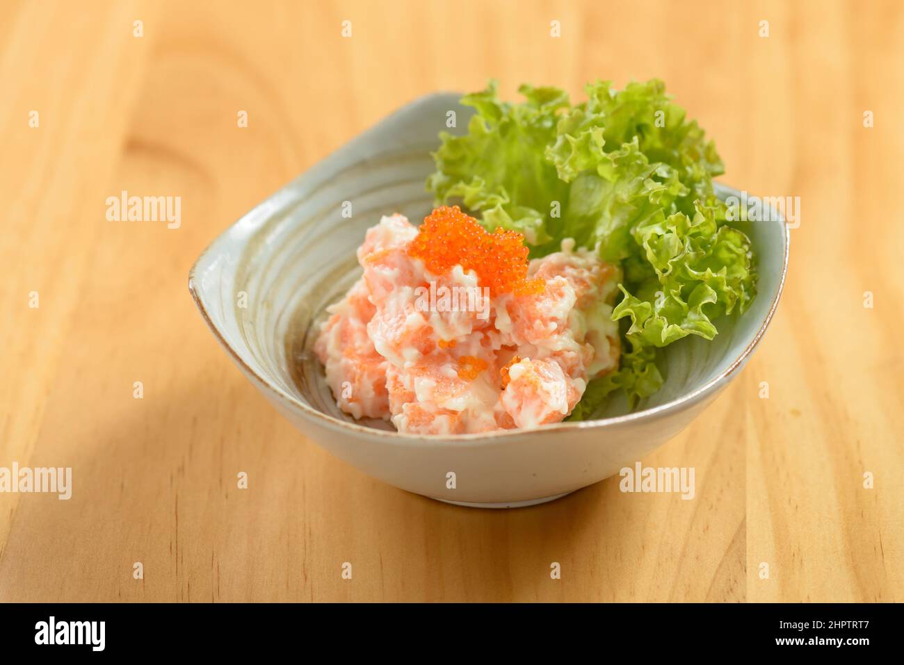 japanisches Essen Shishamo Mentai Sauce in einer Schüssel isoliert auf Holz Hintergrund Draufsicht Stockfoto