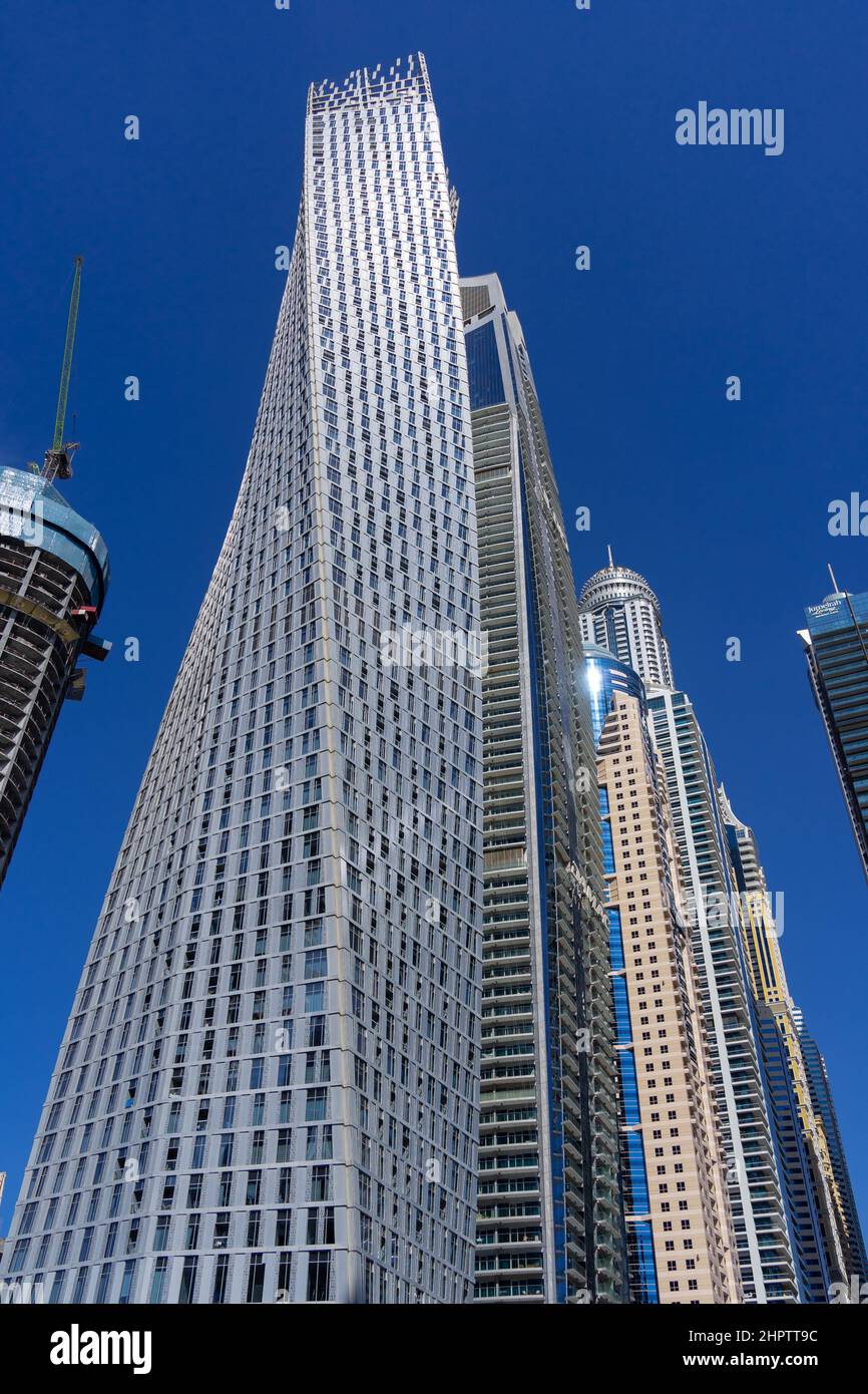 Dezember 05 2021 - Dubai, VAE: Der verdrehte Cayan Tower an der Dubai Marina, von unten gedreht Stockfoto