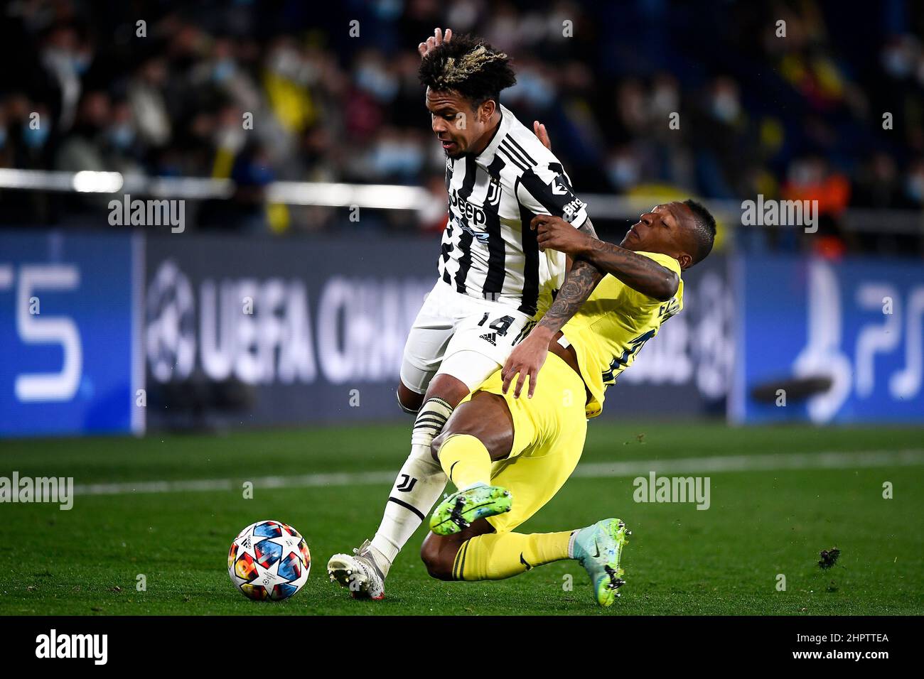 Villarreal, Spanien. 22. Februar 2022. Weston McKennie vom FC Juventus wird von Pervis Estupinan von Villarreal CF während des UEFA Champions League-Spiels von 16 Erstligaspielen zwischen Villarreal CF und Juventus FC angetreten. Kredit: Nicolò Campo/Alamy Live Nachrichten Stockfoto