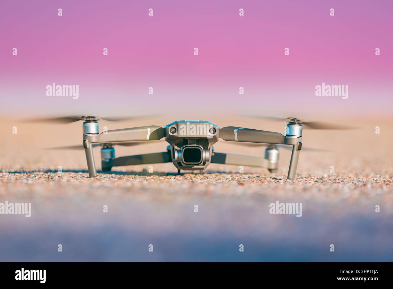 Elektrische Drohne Auf Dem Boden. Elektronisches Gerät Gadget Quadcopter Copter mit Kamera Stockfoto