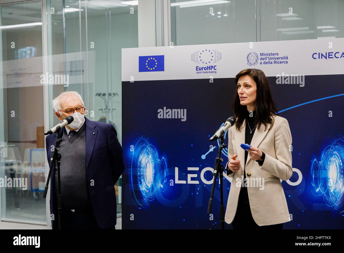 Bologna, ITALIEN. 23. Februar 2022. Besuch der EU-Kommissarin für Innovation, Forschung, Kultur, Bildung und Jugend Mariya Gabriel im neuen ECMWF-Rechenzentrum (European Centre Medium Weather Forecast) im Tecnopolo-Gebiet in Bologna, Italien. Anlässlich des Besuchs der EU-Kommissarin, der italienischen Ministerin für Universität und Forschung Maria Cristina Messa und des Bildungsministers Patrizio Bianchi Quelle: Massimiliano Donati/Alamy Live News Stockfoto