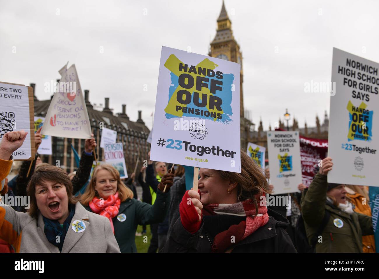 London, Großbritannien. 23rd. Februar 2022. Während der Demonstration halten Demonstranten Plakate auf.Lehrer von 23 unabhängigen Schulen des Girls' Day School Trust (GDST) protestieren auf dem Parliament Square gegen den Rückzug aus dem vom Trust vorgeschlagenen Lehrerrentenprogramm sowie gegen die so genannte "Anstellung und Feuer"-Taktik des Trusts. Kredit: SOPA Images Limited/Alamy Live Nachrichten Stockfoto