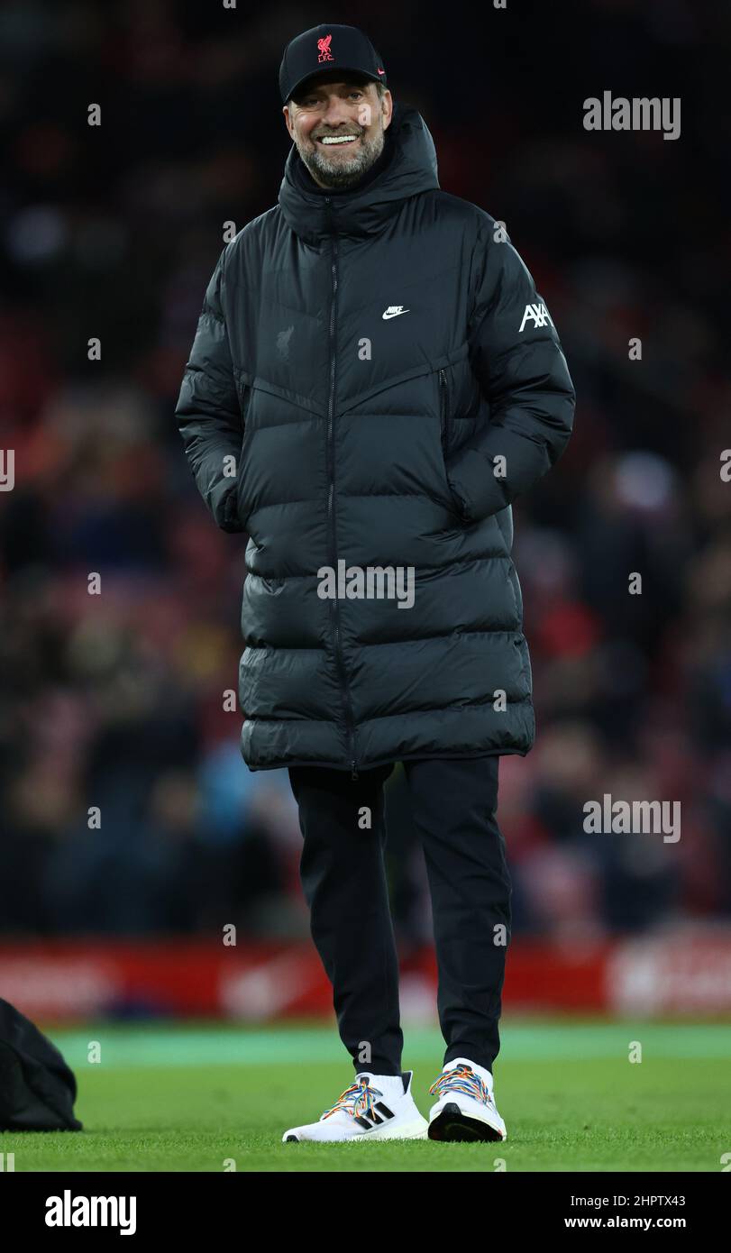 Liverpool, England, 23rd. Februar 2022. Jurgen Klopp-Manager von Liverpool sieht sich vor dem Premier League-Spiel in Anfield, Liverpool, warm an. Bildnachweis sollte lauten: Darren Staples / Sportimage Stockfoto