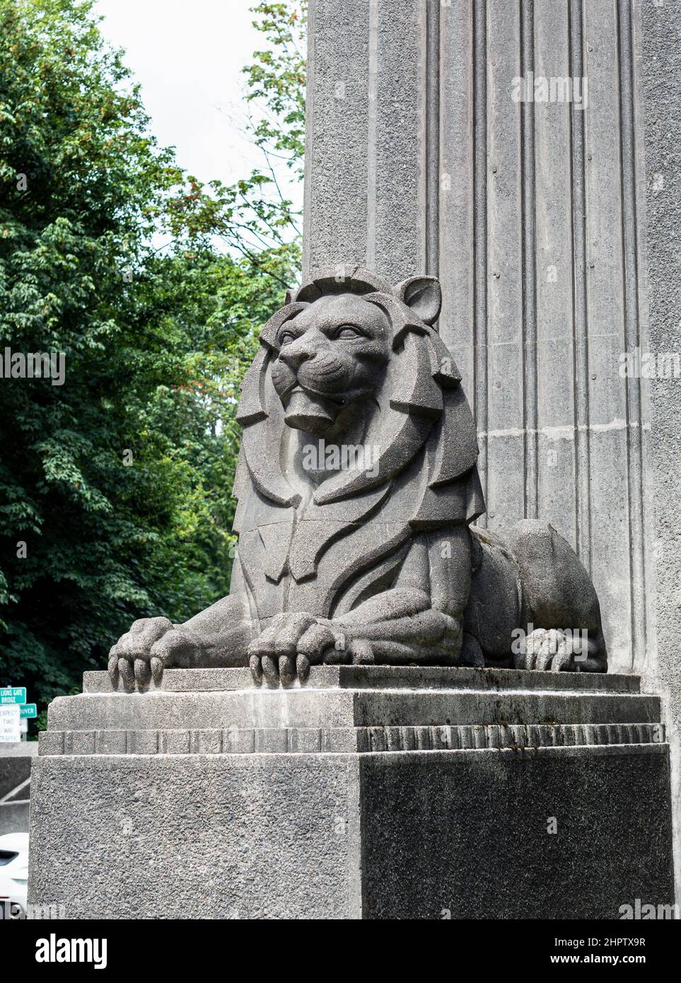 Der Löwe der LiIon's Gate Bridge: Eine große Skulptur eines Löwen ziert jeden Eingangsturm der Lion's Gate Bridge in Vancouver. Dieses Hotel befindet sich auf der Stanley Park Seite. Stockfoto