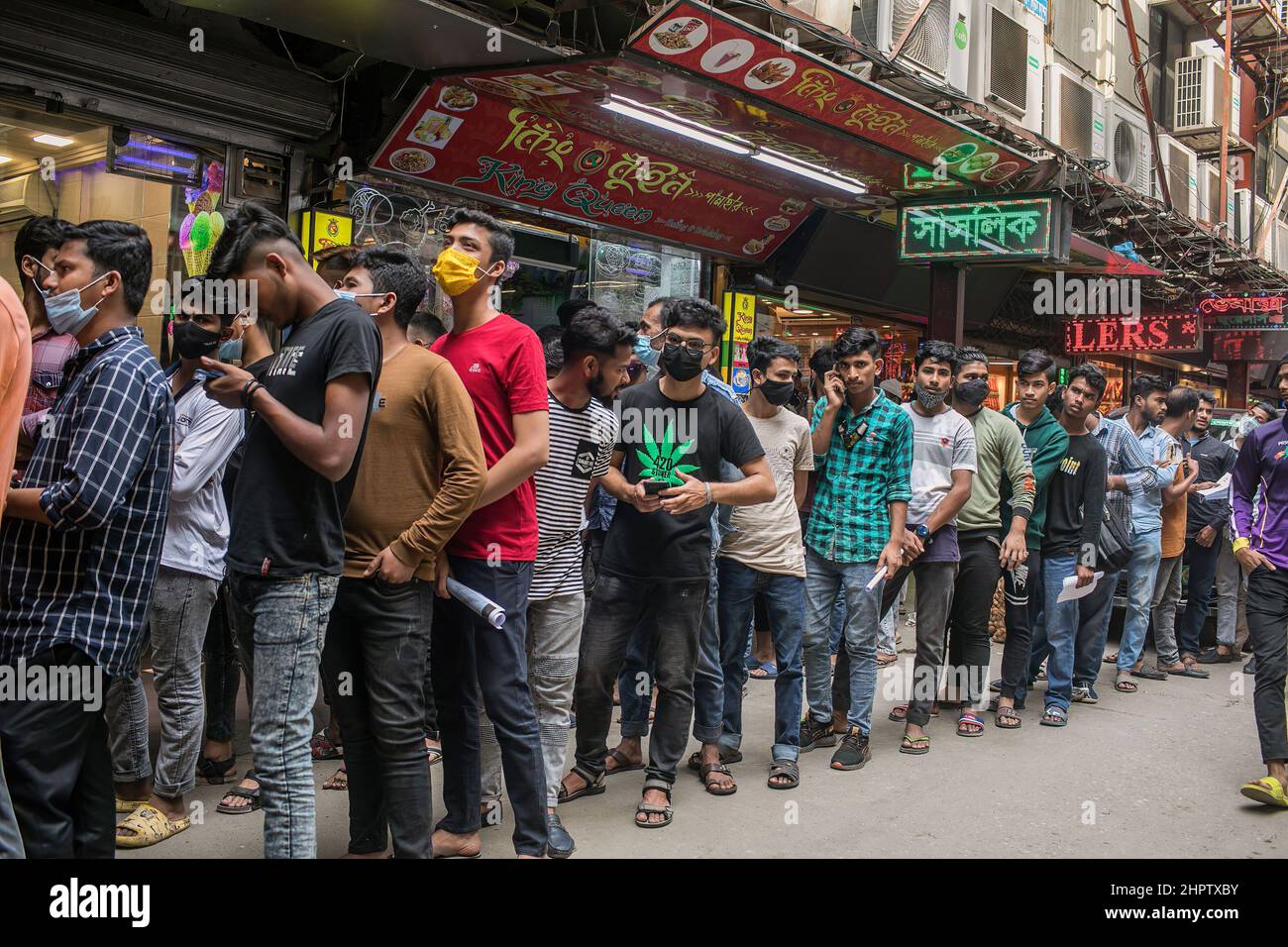 Dhaka, Bangladesch. 23rd. Februar 2022. Während einer Massenimpfkampagne in Dhaka warten die Menschen in der Schlange darauf, eine Dosis des Sinopharm-Impfstoffs COVID-19 (Vero-Zelle) zu erhalten. Kredit: SOPA Images Limited/Alamy Live Nachrichten Stockfoto