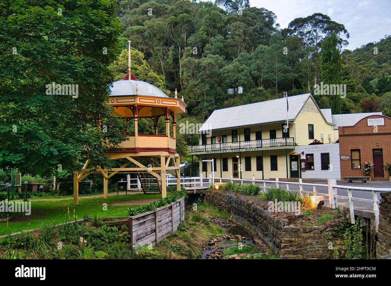 Bandstand und traditionelles Hotel in der Goldgräberstadt Walhalla, Victoria, Australien, einst eine der reichsten Goldgräberstädte des Landes. Stockfoto