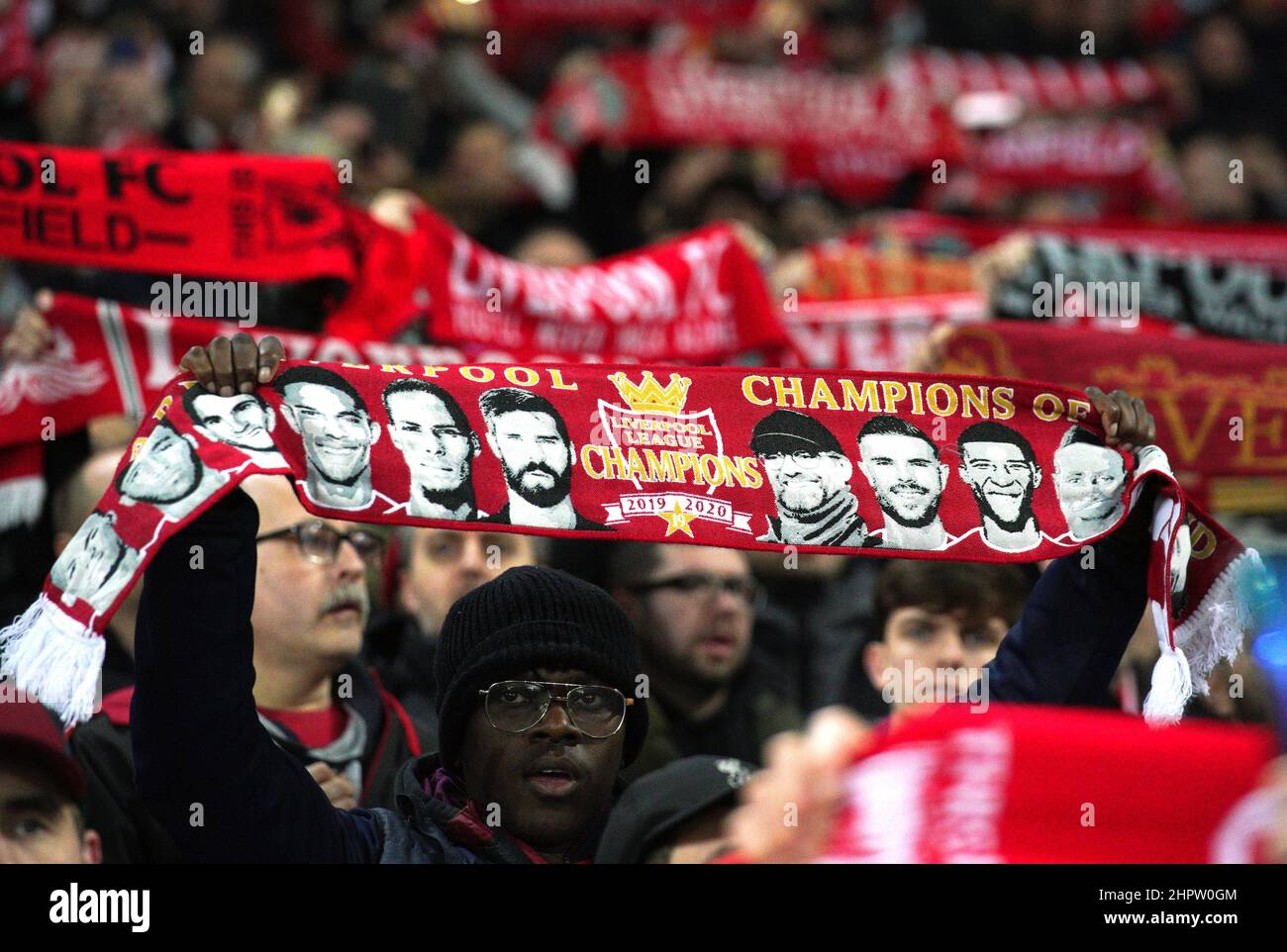 Ein Liverpool-Fan in der Tribüne hält vor dem Premier League-Spiel in Anfield, Liverpool, einen Schal hoch. Bilddatum: Mittwoch, 23. Februar 2022. Stockfoto