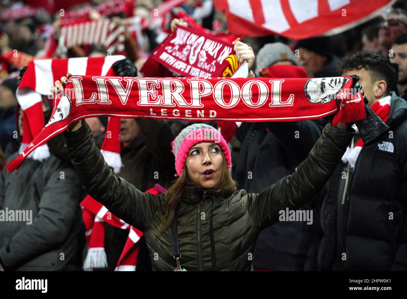 Ein Liverpool-Fan in der Tribüne hält vor dem Premier League-Spiel in Anfield, Liverpool, einen Schal hoch. Bilddatum: Mittwoch, 23. Februar 2022. Stockfoto