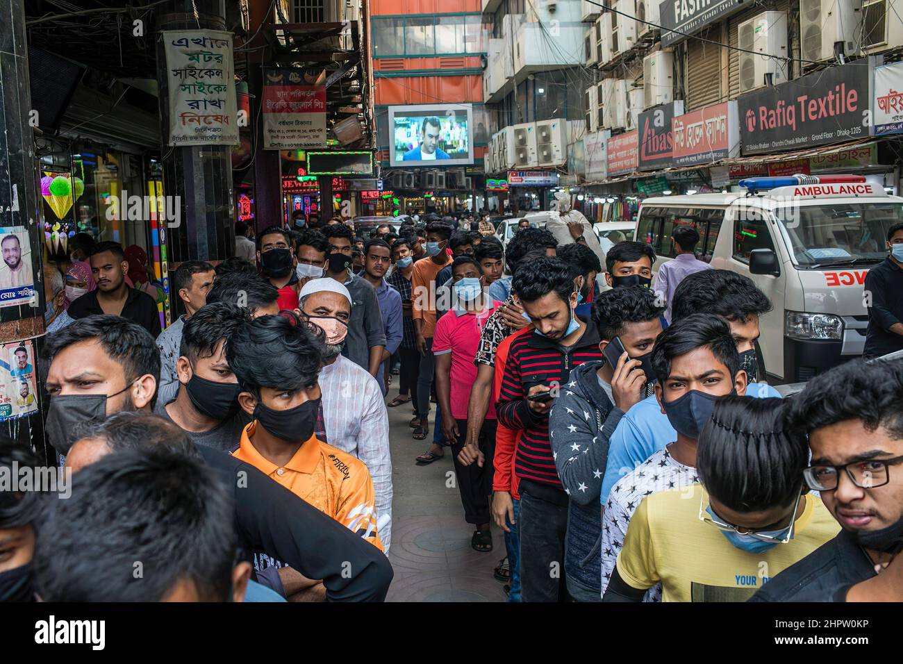 Dhaka, Bangladesch. 23rd. Februar 2022. Während einer Massenimpfkampagne in Dhaka warten die Menschen in der Schlange darauf, eine Dosis des Sinopharm-Impfstoffs COVID-19 (Vero-Zelle) zu erhalten. (Foto: Sazzad Hossain/SOPA Images/Sipa USA) Quelle: SIPA USA/Alamy Live News Stockfoto