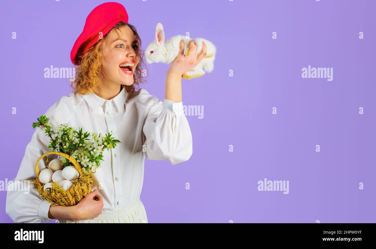 Glückliches Mädchen in Basket mit Eiern und kleinem Hasen. Ostertag. Accessoire für Frauen. Französischer Stil. Stockfoto