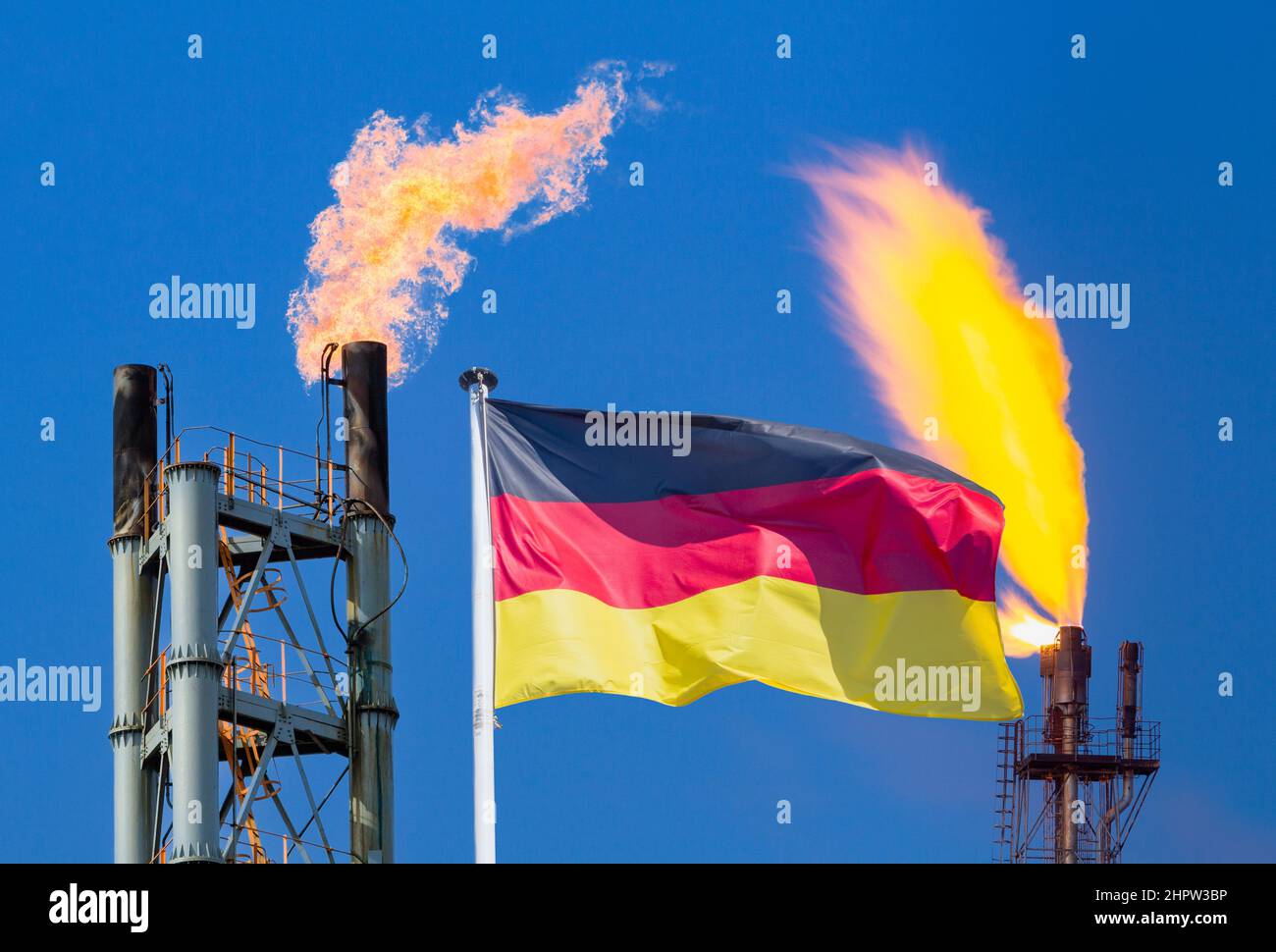 Flagge Deutschlands gegen Schornsteine von Industriegasen. Energiekrise, Russland, Ukraine-Konflikt, Nord Stream 2, Europa, Russisches Gas... Konzept Stockfoto
