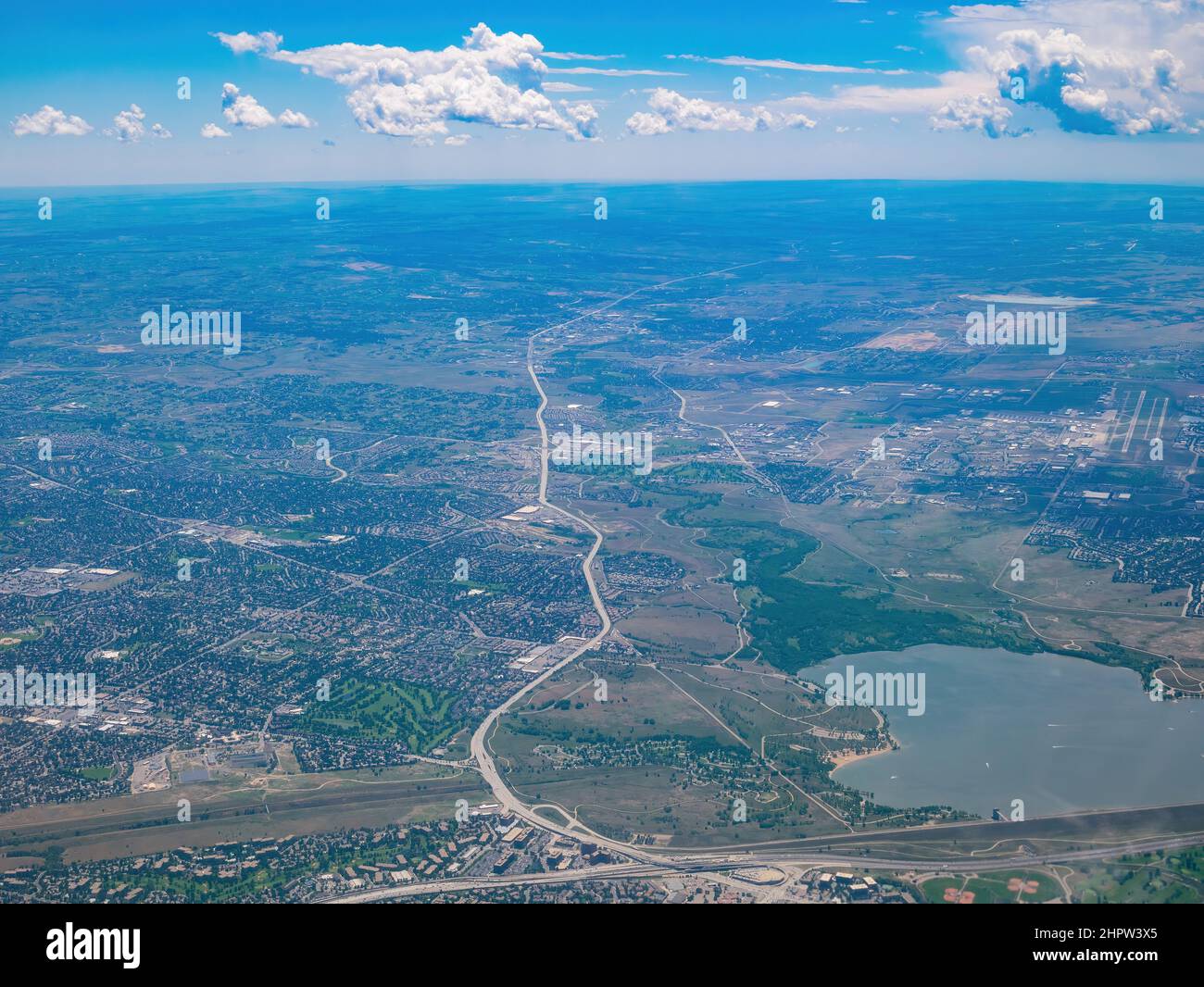 Luftaufnahme von Cherry Creek Reservoir, Ansicht von Fensterplatz im Flugzeug, Colorado, USA Stockfoto