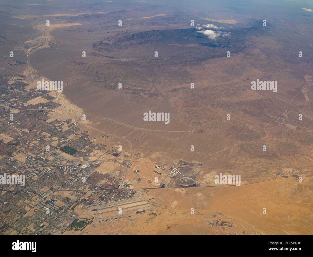 Luftaufnahme des Luftwaffenstützpunktes Nellis und der Stadtlandschaft von Nevada Stockfoto