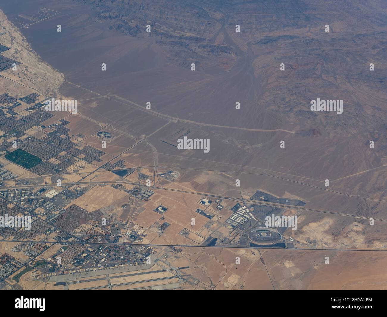 Luftaufnahme des Luftwaffenstützpunktes Nellis und der Stadtlandschaft von Nevada Stockfoto