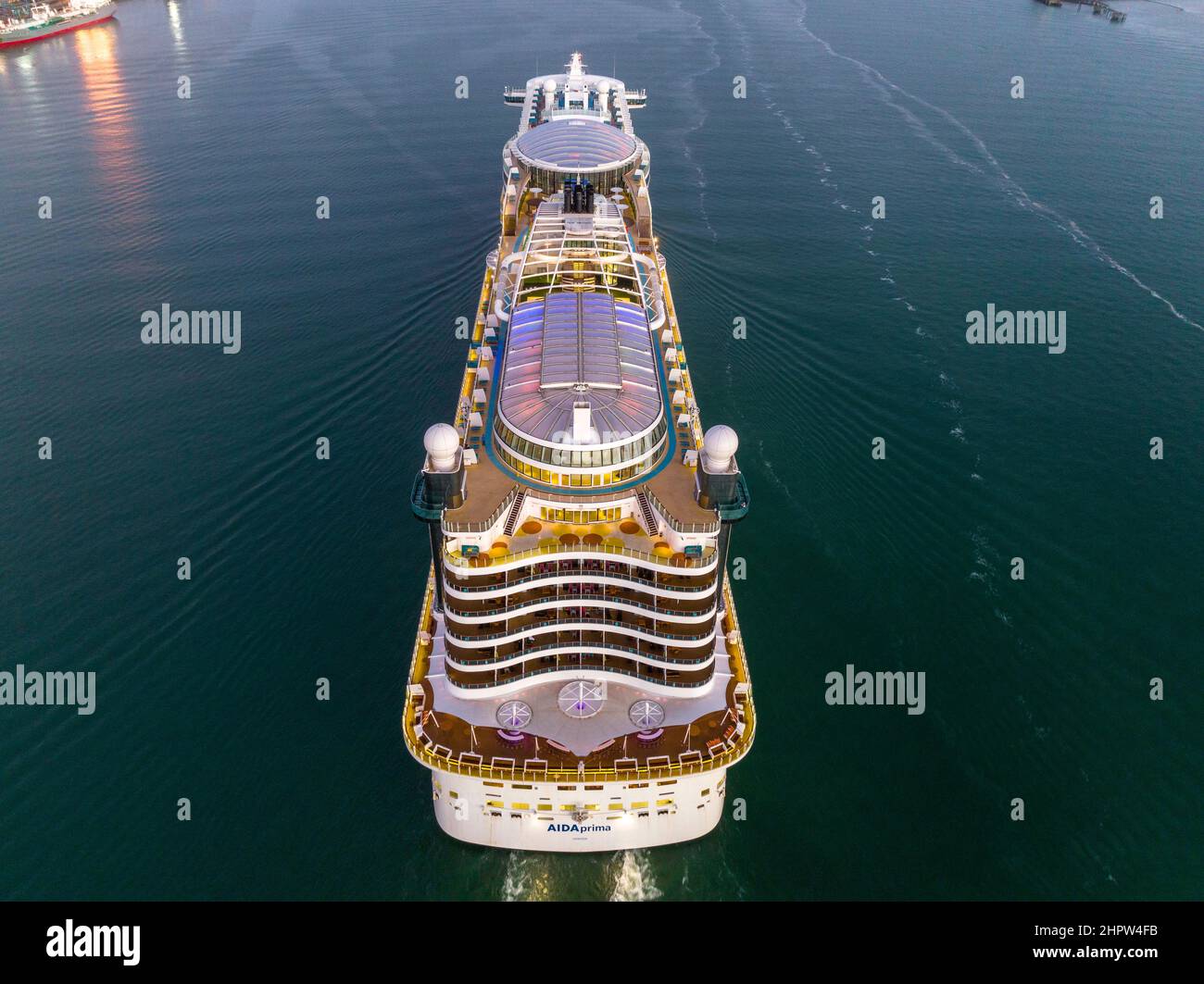 Das Schiff AIDAprima, das Flaggschiff der AIDA Cruises, kommt am frühen Morgen in Southampton an. Stockfoto