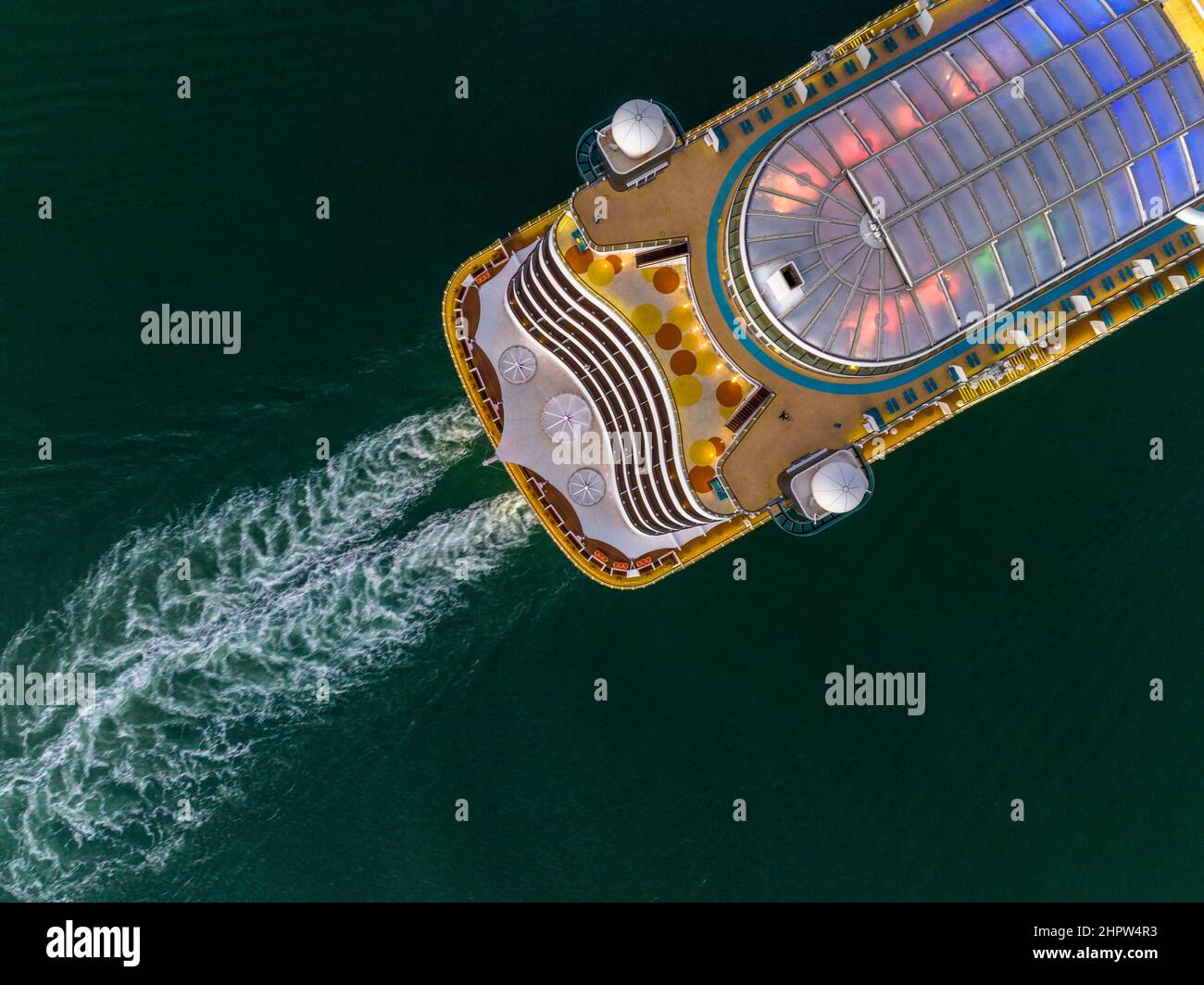 Das Schiff AIDAprima, das Flaggschiff der AIDA Cruises, kommt am frühen Morgen in Southampton an. Stockfoto