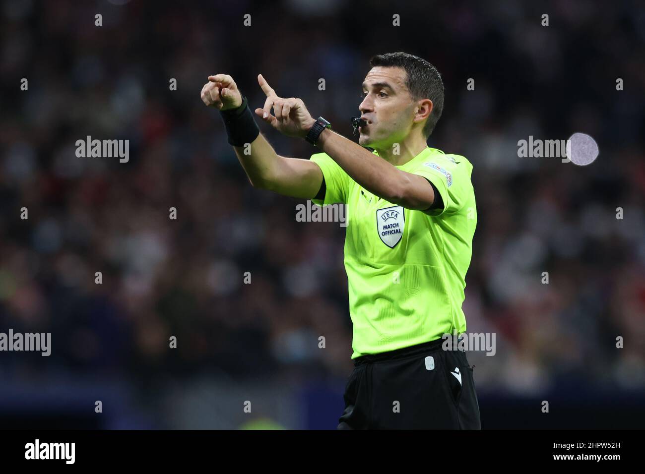 Madrid, Spanien, 23rd. Februar 2022. Der rumänische Schiedsrichter Ovidiu Hategan reagiert während des UEFA Champions League-Spiels im Estadio Metropolitano, Madrid. Bildnachweis sollte lauten: Jonathan Moscrop / Sportimage Stockfoto