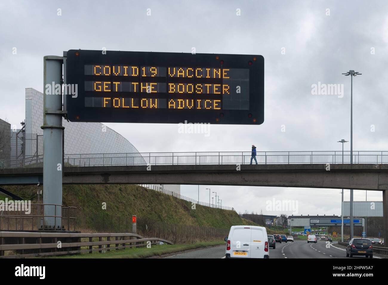 Covid-Auffrischungsimpfstoff - covid19-Impfstoff Holen Sie sich den Auftrieb, folgen Sie dem Ratschlag riesiges Autobahnschild, Glasgow, Schottland, Großbritannien Stockfoto