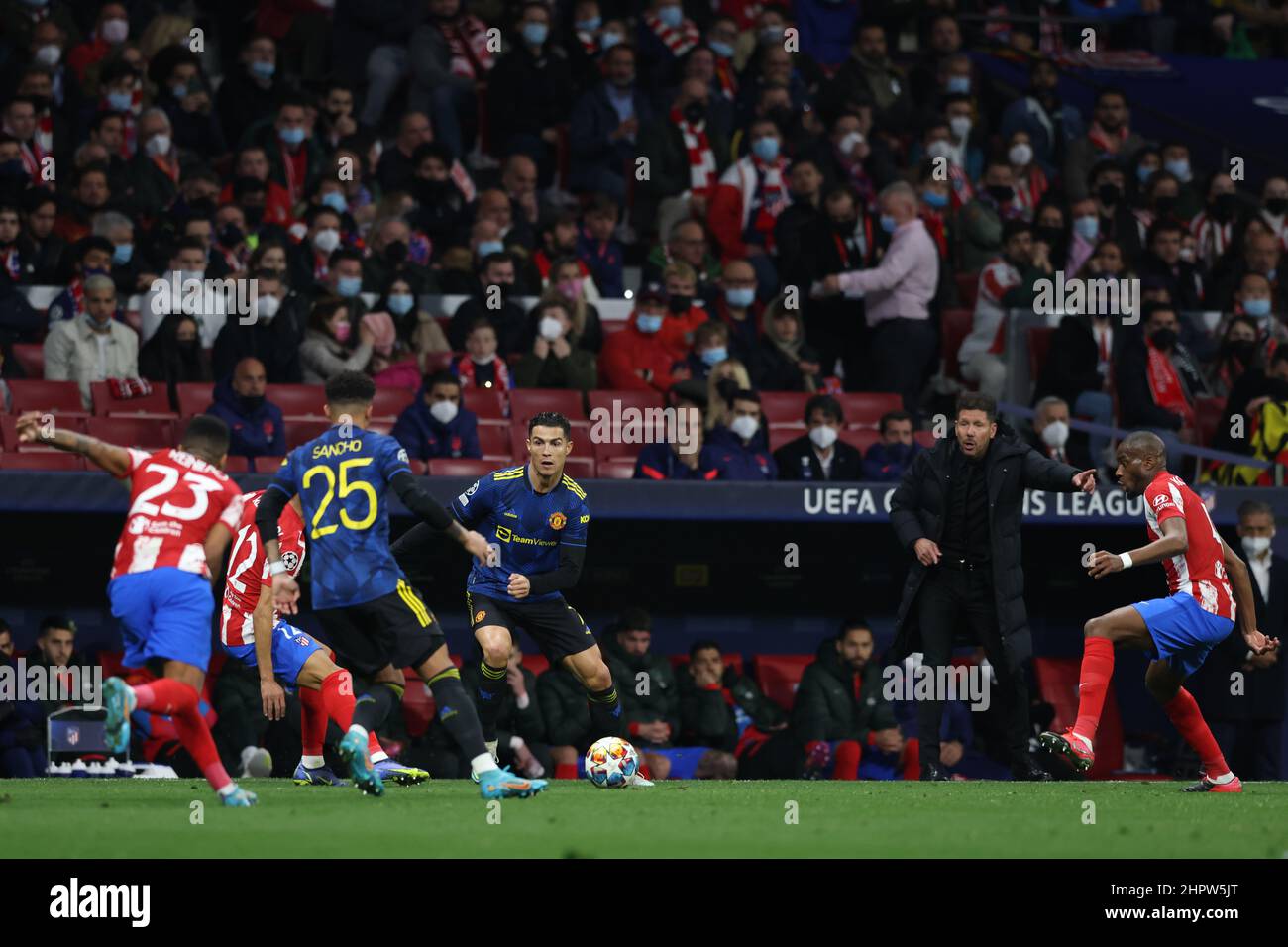 Madrid, Spanien, 23rd. Februar 2022. Diego Simeone Cheftrainer von Atletico Madrid reagiert, als Cristiano Ronaldo von Manchester United während des UEFA Champions League-Spiels im Estadio Metropolitano, Madrid, den Ball spielt. Bildnachweis sollte lauten: Jonathan Moscrop / Sportimage Stockfoto