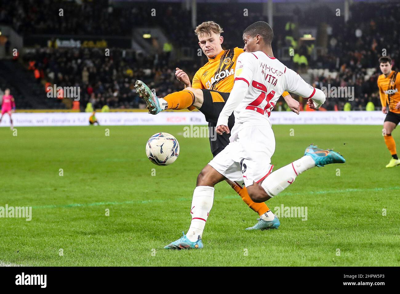 Kingston upon Hull, Großbritannien. 22nd. Februar 2022. Barnsley Remy Vita #26 wird als HullCity #11 beendet Keane Lewis-Potter schließt während des EFL Sky Bet Championship-Spiels zwischen Hull City und Barnsley am 22. Februar 2022 im KCOM Stadium, Kingston upon Hull, England. Foto von Simon Hall. Nur zur redaktionellen Verwendung, Lizenz für kommerzielle Nutzung erforderlich. Keine Verwendung bei Wetten, Spielen oder Veröffentlichungen einzelner Clubs/Vereine/Spieler. Kredit: UK Sports Pics Ltd/Alamy Live Nachrichten Stockfoto