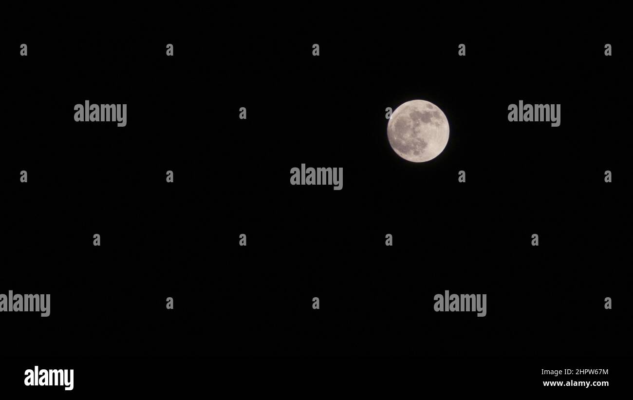 Der Vollmond in all seiner Brillanz, vor einem schwarzen Hintergrund, zeigt die Mondoberfläche und ihre verschiedenen Merkmale und bietet einen Blick auf die luna Stockfoto