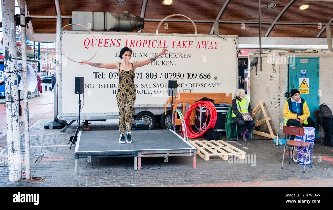 Eine Hola-Frau tanzt im Queens Market, London Stockfoto