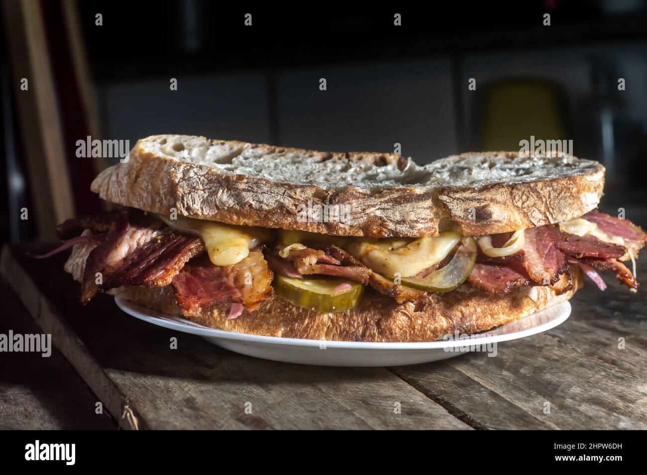 Pastrami-Sandwich auf einer Holztafel mit köstlichen treffen auf Baguette-Brot mit Käse, kopieren Platz in Teilen des Bildes. Stockfoto