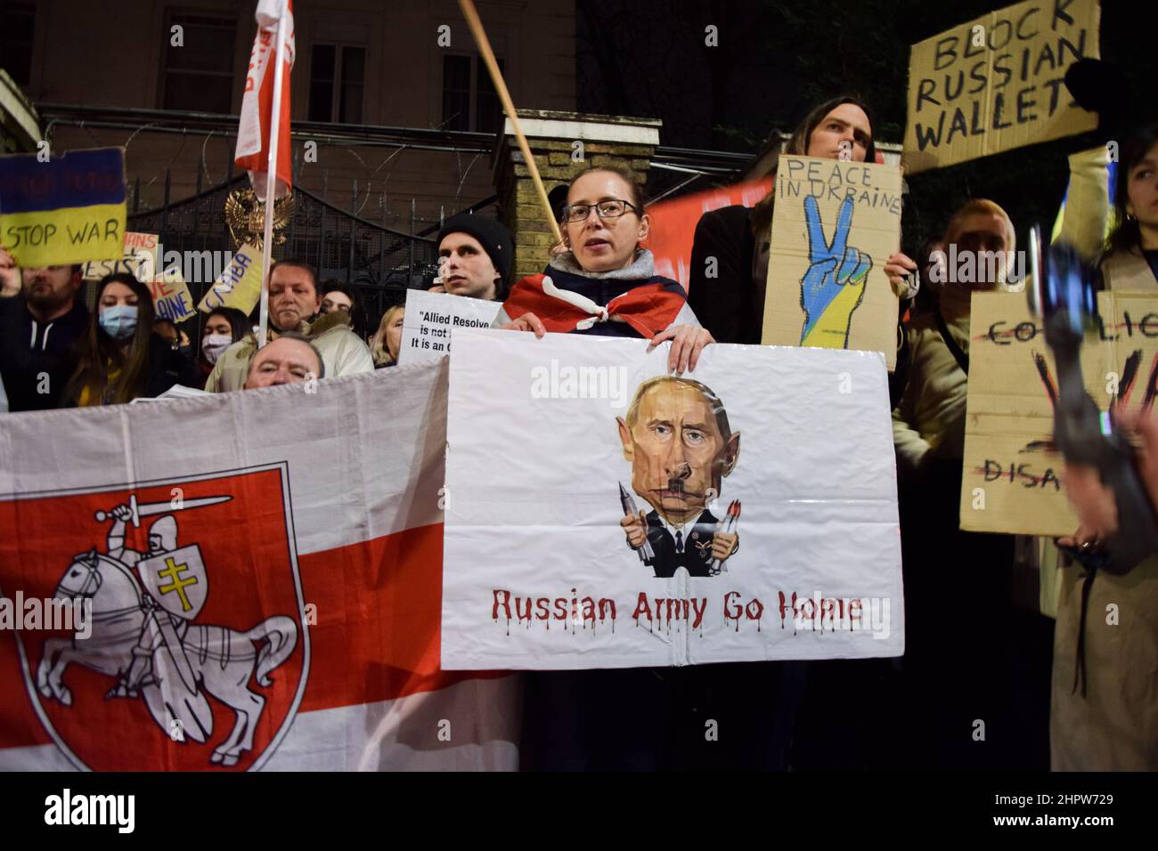 London, Großbritannien. 23rd. Februar 2022. Demonstranten versammelten sich vor der russischen Botschaft in London, um gegen die russische Invasion in der Ukraine zu protestieren. Kredit: Vuk Valcic/Alamy Live Nachrichten Stockfoto