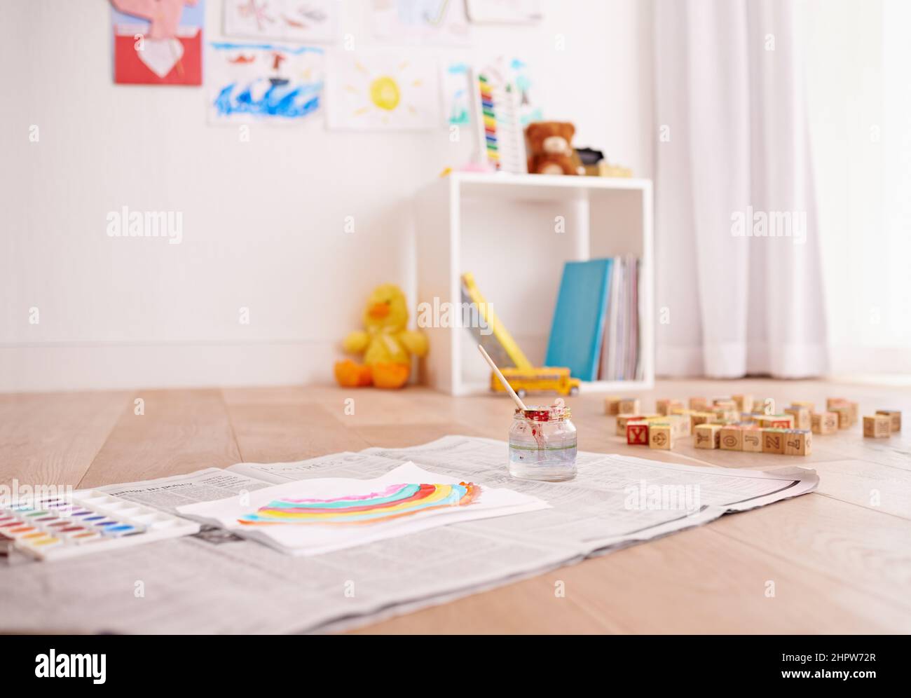 Bereit, kreativ zu werden. Aufnahme von Kinderbemalungen auf dem Boden eines Kinderzimmers. Stockfoto