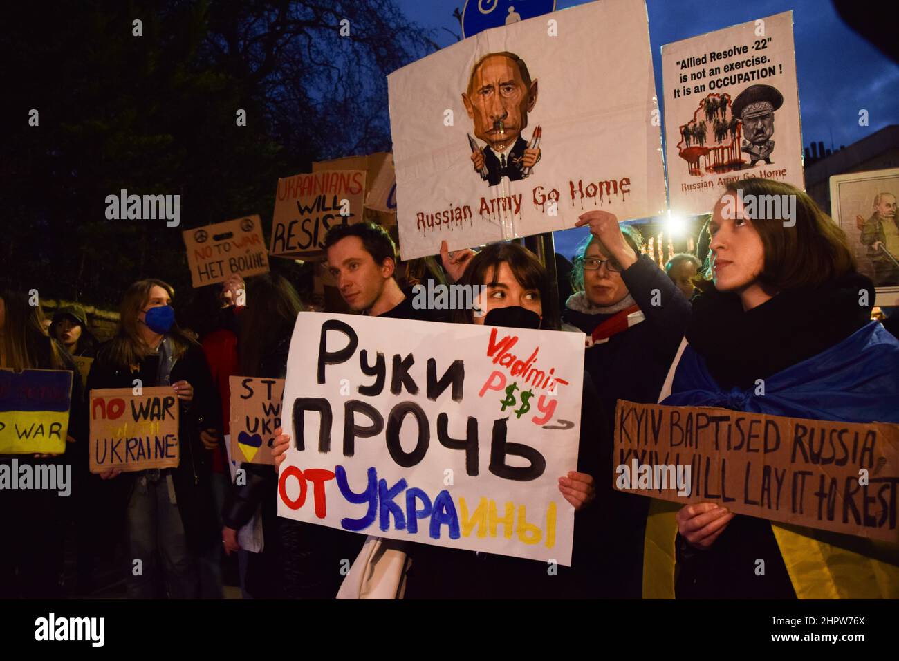 London, Großbritannien. 23rd. Februar 2022. Demonstranten versammelten sich vor der russischen Botschaft in London, um gegen die russische Invasion in der Ukraine zu protestieren. Kredit: Vuk Valcic/Alamy Live Nachrichten Stockfoto