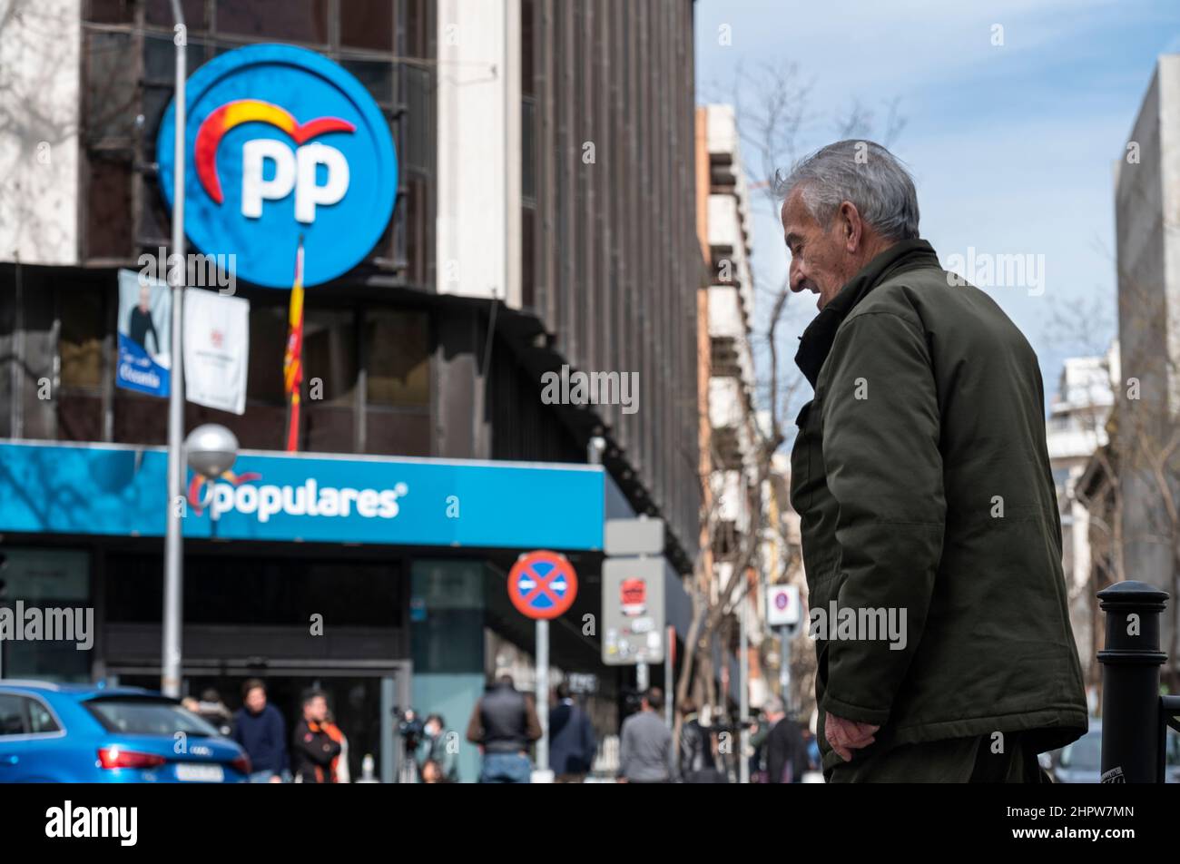 Madrid, Spanien. 23rd. Februar 2022. Die konservative Mitte-Rechts-Partei Spaniens, der Sitz der Partido Popular (PP) in Genua, wird im Hintergrund gesehen, da sich die politische Partei inmitten der internen Krise in Madrid, Spanien, befindet. Kredit: SOPA Images Limited/Alamy Live Nachrichten Stockfoto