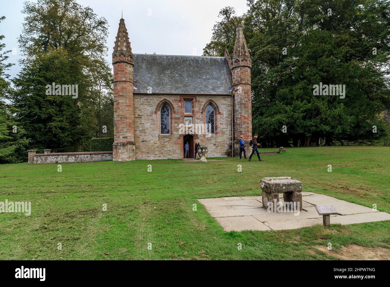 SCONE, GROSSBRITANNIEN - 11. SEPTEMBER 2014: Dies ist die Scone Castle Chapel und die Kopie des Steins von Scone, der heiligen Reliquie Schottlands, auf der sich die Kirche befindet Stockfoto