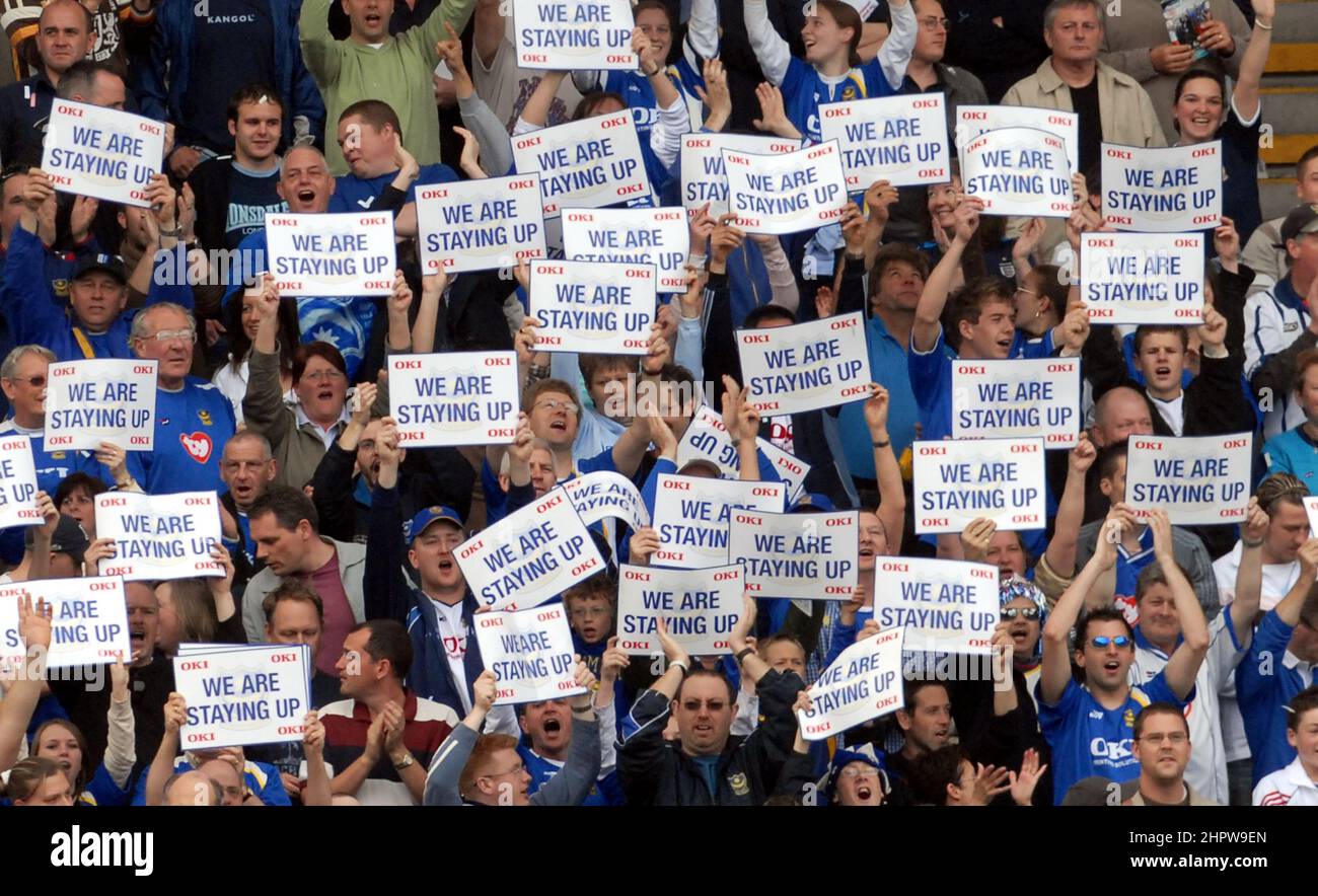 PORTSMOUTH V LIVERPOOL WIR BLEIBEN UP POMPEY-FANS FEIERN DAS ÜBERLEBEN DER CLUBS IN DER PREMIER LEAGUE. PIC MIKE WALKER. 2006 Stockfoto