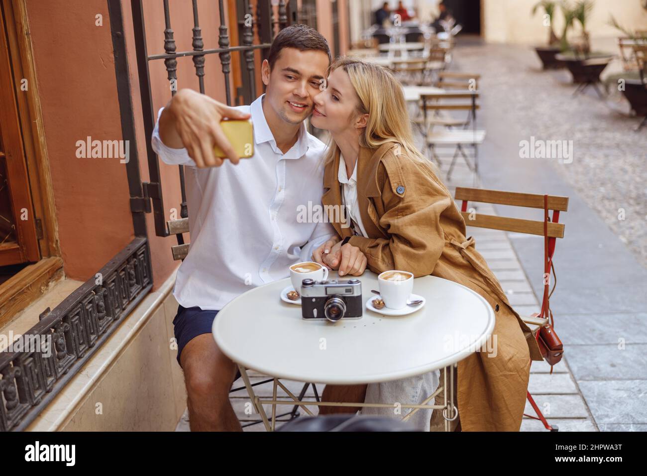 Mann und Frau fotografieren am Telefon Stockfoto