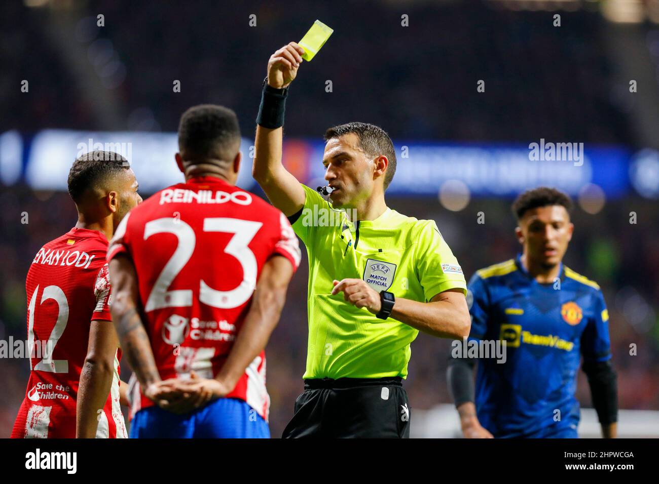 MADRID, SPANIEN - 23. FEBRUAR: Schiedsrichter Ovidiu Hategan übergibt Reinildo vom Club Atletico de Madrid während des UEFA Champions League-Spiels zwischen Club Atlético de Madrid und Manchester United am 23. Februar 2022 im Estadio Metropolitano in Madrid, Spanien (Foto: DAX Images/Orange Picches) Stockfoto