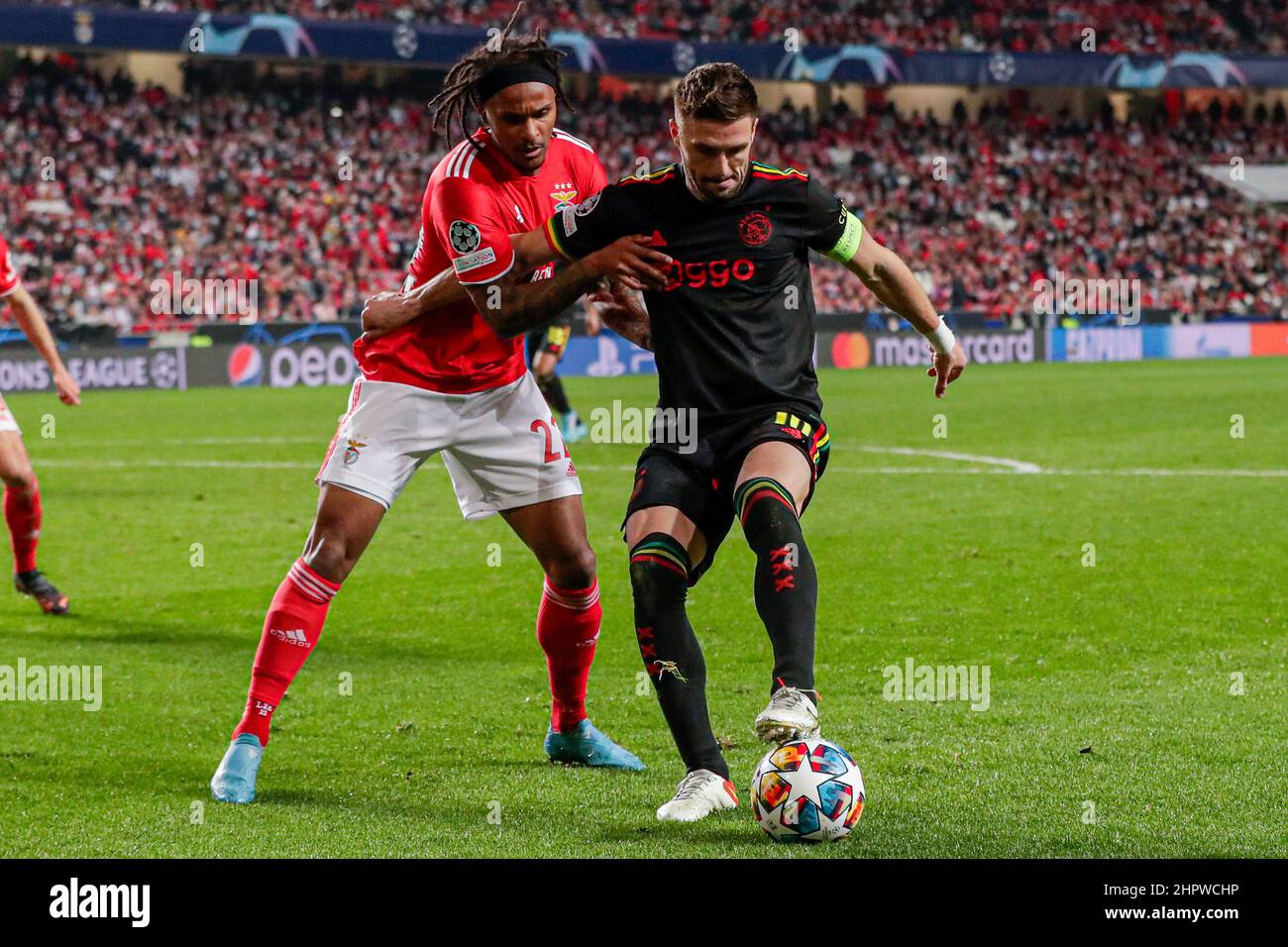 LISSABON, PORTUGAL - 23. FEBRUAR: Valentino Lazaro von SL Benfica, Dusan Tadic von Ajax während des UEFA Champions League-Spiels zwischen SL Benfica und AFC Ajax im Estadio do SL Benfica am 23. Februar 2022 in Lissabon, Portugal (Foto: Peter Lous/Orange Picches) Stockfoto