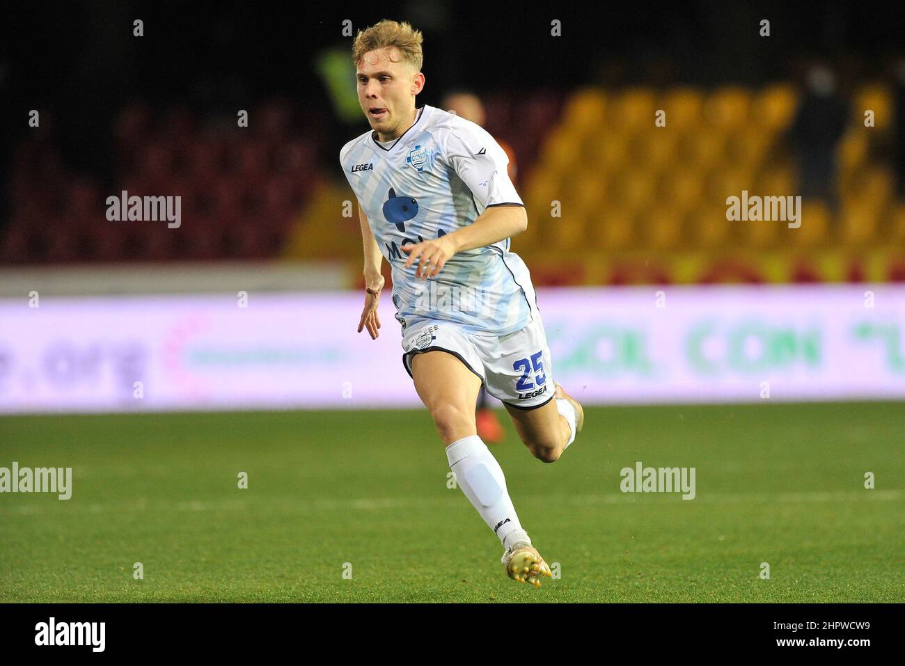 Benevento, Italien, 23. Februar 2022. Filippo Nardi Spieler von Como, während des Spiels der italienischen Serie B Meisterschaft zwischen Benevento gegen Como Endergebnis, Benevento 5, Como 0, Spiel im Ciro Vigorito Stadion gespielt. Benevento, Italien, 23. Februar 2022. Stockfoto