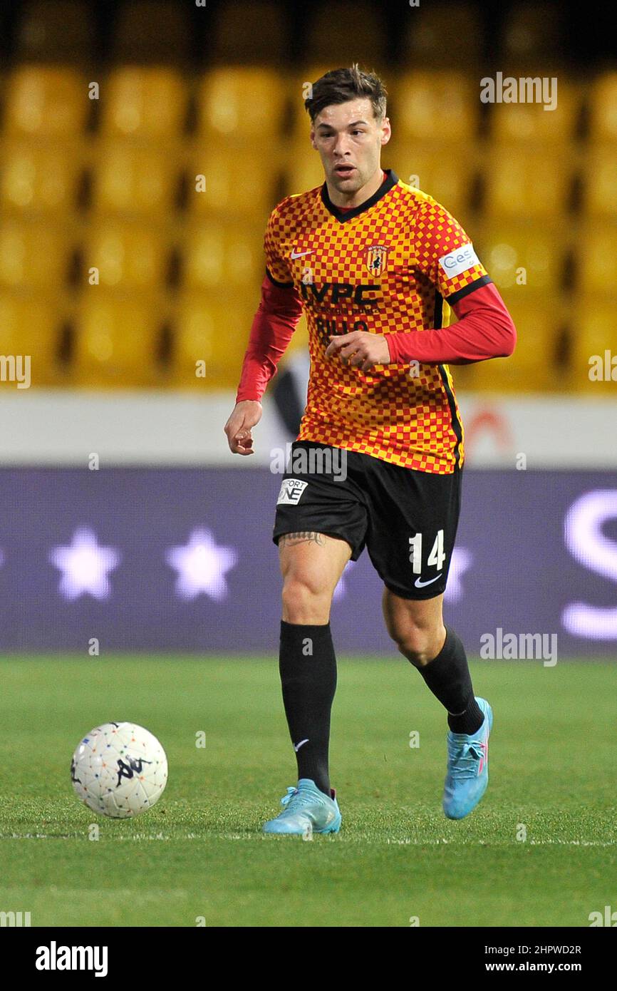 Benevento, Italien, 23. Februar 2022. Alessandro Vogliacco Spieler von Benevento, während des Spiels der italienischen Serie B Meisterschaft zwischen Benevento gegen Como Endergebnis, Benevento 5, Como 0, Spiel im Ciro Vigorito Stadion gespielt. Benevento, Italien, 23. Februar 2022. Stockfoto