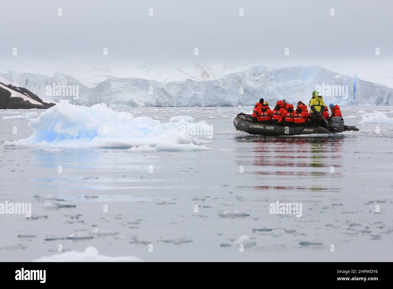 Kreuzfahrt-Passagiere von Le Boreal Kreuzfahrt-Schiff überqueren das Eis gestreute Wasser der Paradise Bay in einem Tierkreisboot, östlich von Bryde Island, Antarktis. Stockfoto