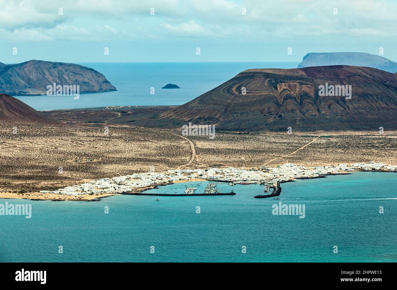 Blick auf die Insel La Graciosa mit der Stadt Caleta de Sebo, vom Aussichtspunkt Mirador de Guinate gesehen Stockfoto