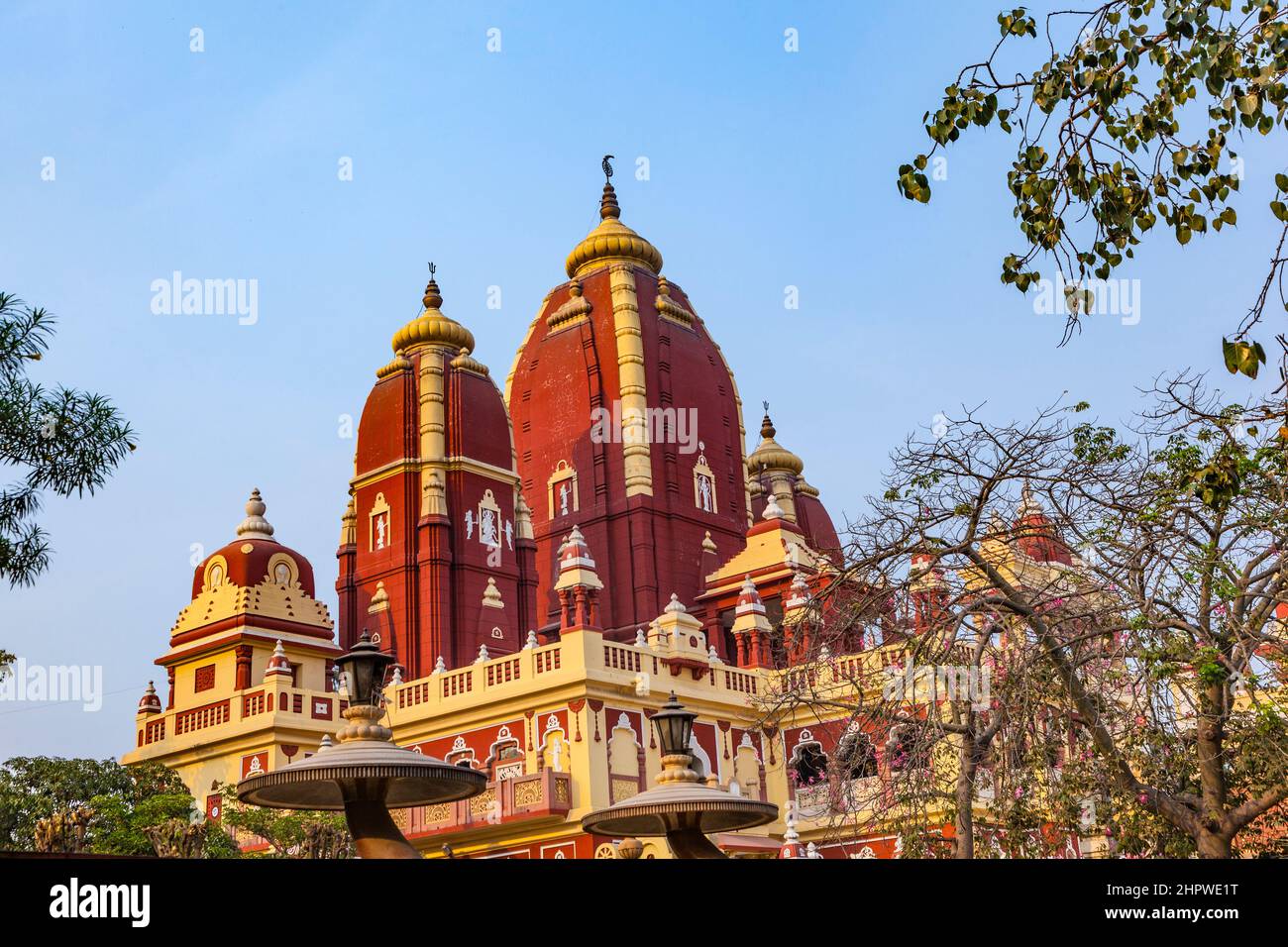 Shri Digambar Jain Lal-Tempel in Delhi unter blauem Himmel Stockfoto