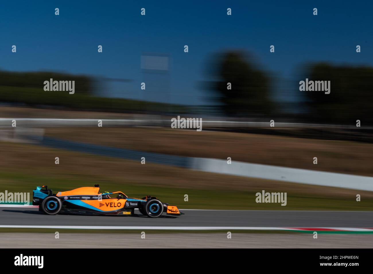 Barcelona/Spanien - 23/02/2022 - #4 Lando Norris (GBR) in seinem McLaren MCL36 Auto während des ersten Tages der Vorsaison Tests für die Saison 2022 Stockfoto