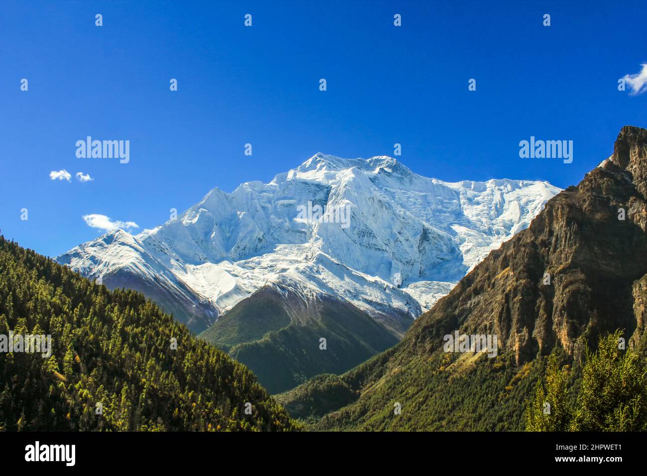 Sonnenaufgang in Upper Pisang, Blick auf die Annapurna Range in Weiß Stockfoto Sonnenaufgang in Upper Pisang, Blick auf die Annapurna Range in Weiß Stockfoto