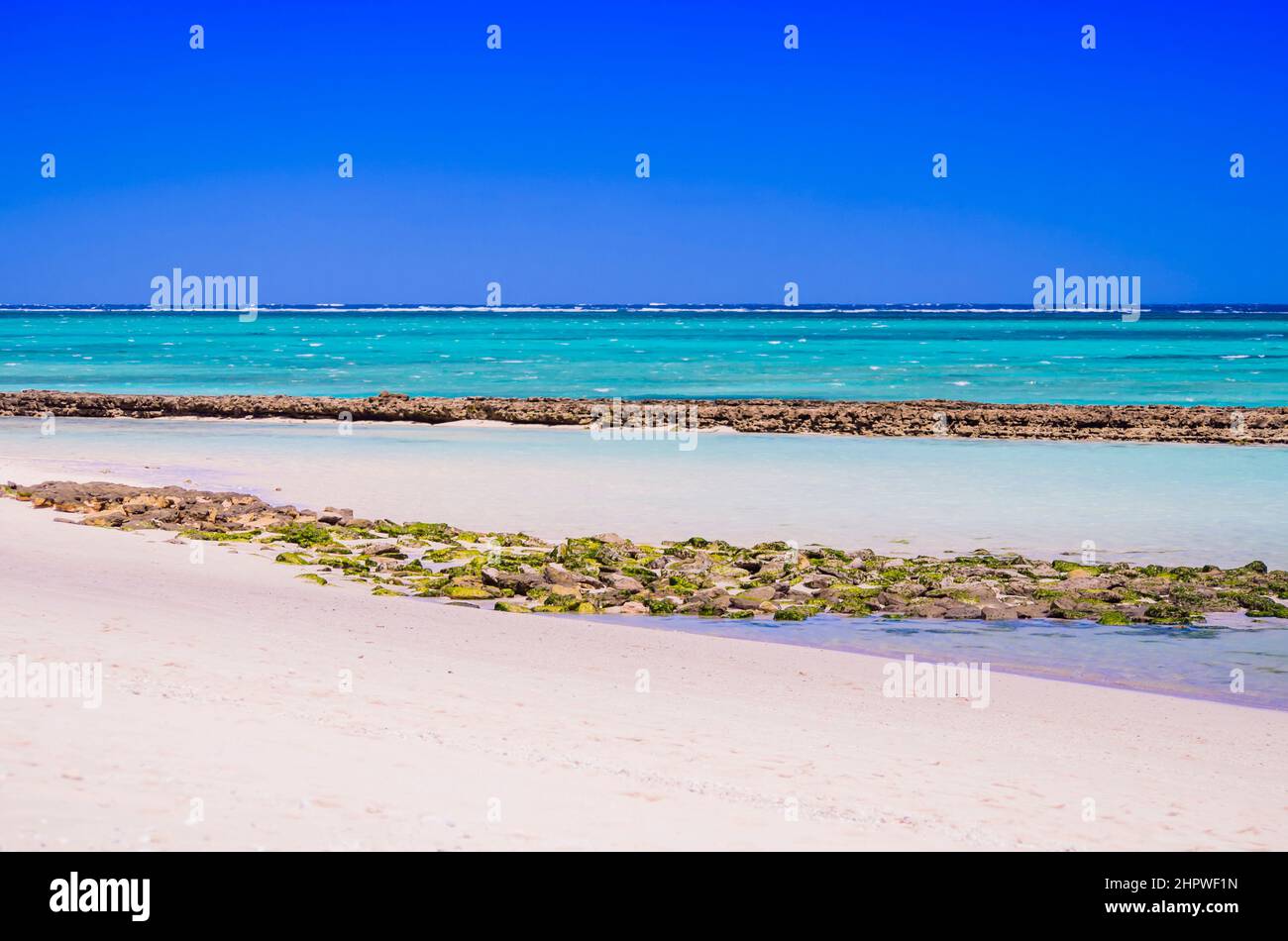 Atemberaubende Farben der Insel Nosy Ve mit weißem Sandstrand und smaragdgrünem Meer, der Küste von Anakao, dem Indischen Ozean und Madagaskar Stockfoto